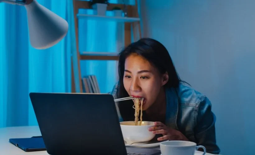 Hindari Makan Larut Malam, Dampak dan Tips untuk Pola Makan Sehat