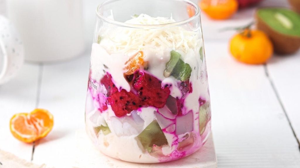 Salad Buah Yogurt, Hidangan Segar, Sehat, dan Praktis